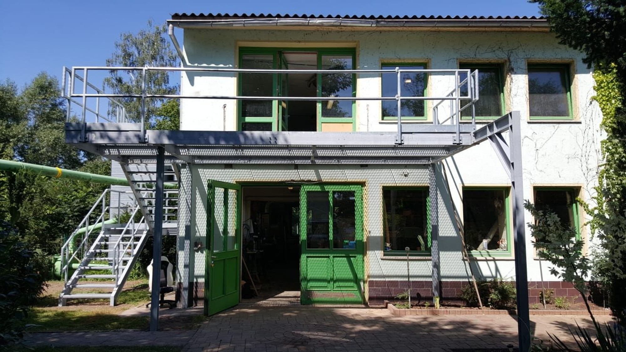 Robuste Stahlkonstruktion für mühelosen Übergang zwischen Garten und Obergeschoss